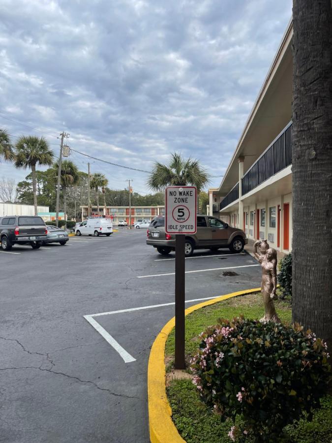 Hole Inn The Wall Hotel - Fort Walton Beach - Sunset Plaza - Nearby Beaches & Hurlburt Экстерьер фото