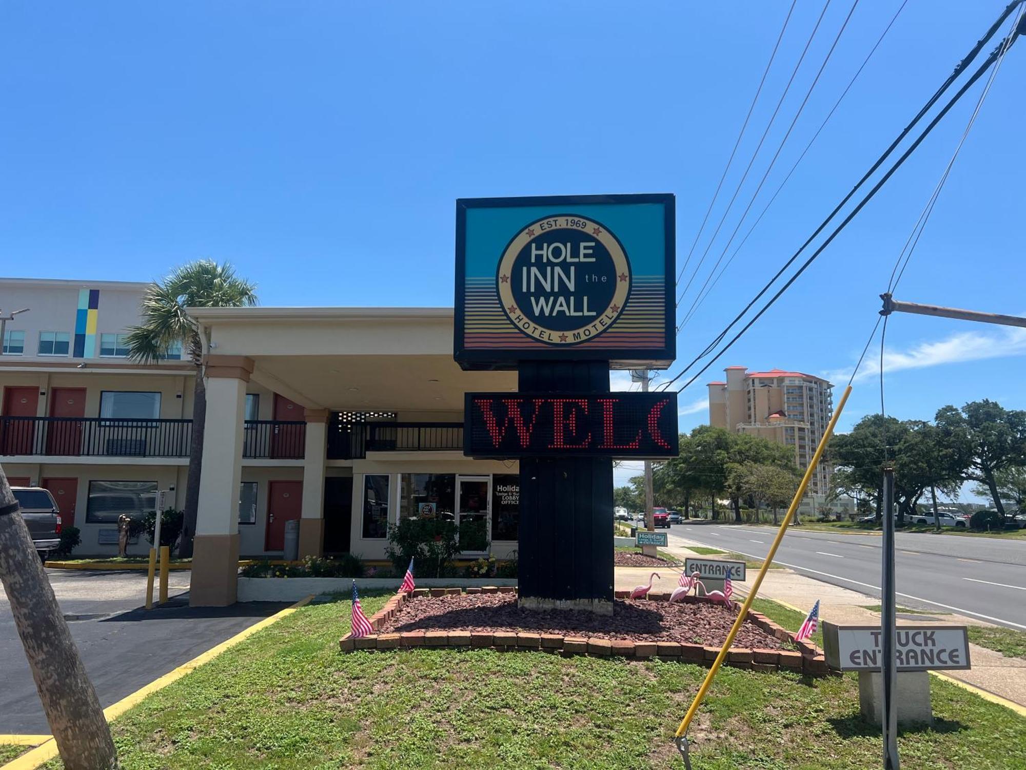 Hole Inn The Wall Hotel - Fort Walton Beach - Sunset Plaza - Nearby Beaches & Hurlburt Экстерьер фото